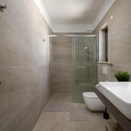 Mit Pool Und Wellness Fuer 8 Personen Poreč