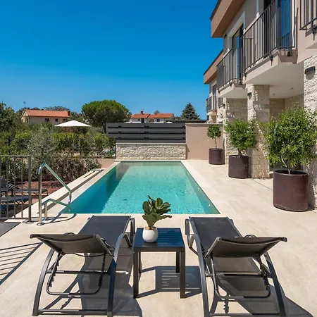 Mit Pool Und Wellness Fuer 8 Personen Semesterbostad Poreč