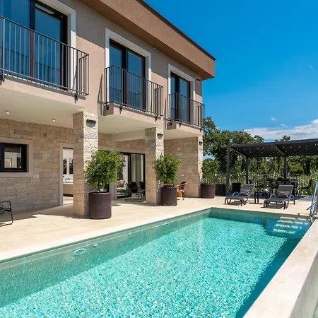 Mit Pool Und Wellness Fuer 8 Personen *