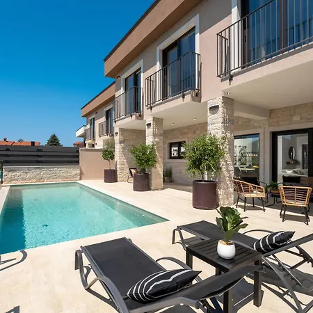Mit Pool Und Wellness Fuer 8 Personen Semesterbostad Poreč