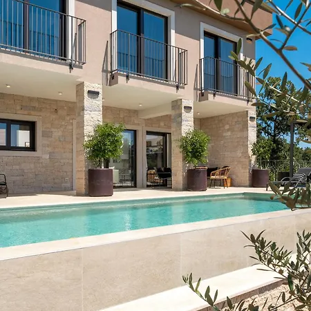 Vakantiehuis Mit Pool Und Wellness Fuer 8 Personen Poreč