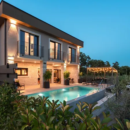 Mit Pool Und Wellness Fuer 8 Personen Ferienhaus *
